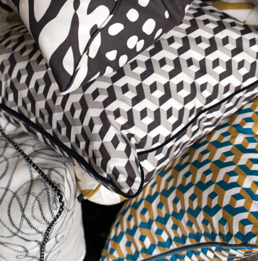 Pillows in pile - Grabado in Carbon, Cubo in Carbon/Paloma/Crema, Grabado in Miel, Cubo in Miel/Cenote/Crema, Jinete
